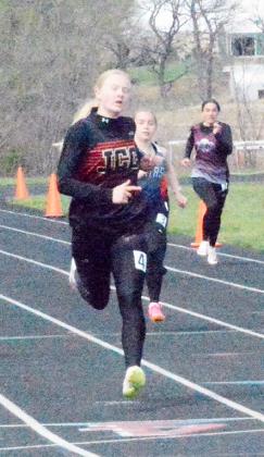 Molly Weber runs in the finals of the 200m dash.